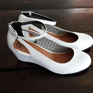 Daisy Fuentes Wedge shoes